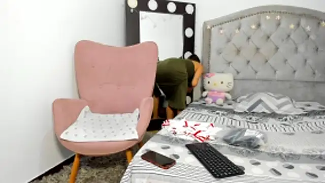 AnaRuiz online show from January 5, 2026, 7:28 pm