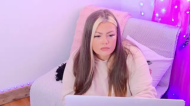 Snapshot of KikiBBW chatting on October 14, 2025, 2:18 pm KikiBBW online show from October 14, 2025, 2:18 pm