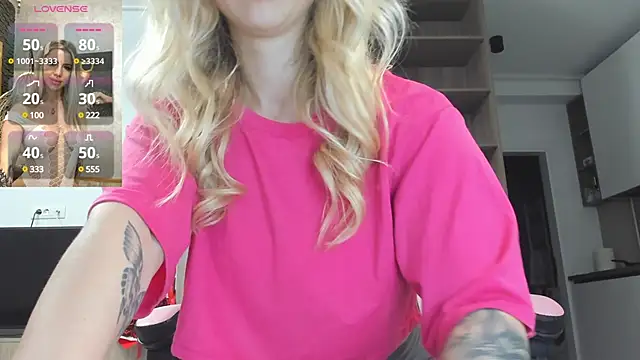 Snapshot of Megan_Ros chatting on January 10, 2025, 2:23 pm Megan Ros online show from January 10, 2025, 2:23 pm