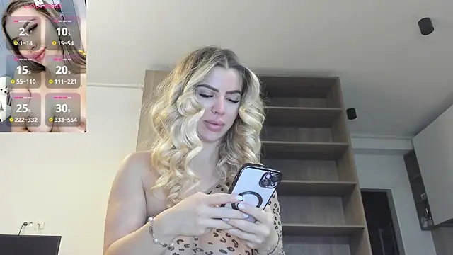 Snapshot of Megan_Ros chatting on February 7, 2025, 5:20 am Megan Ros online show from February 7, 2025, 5:20 am
