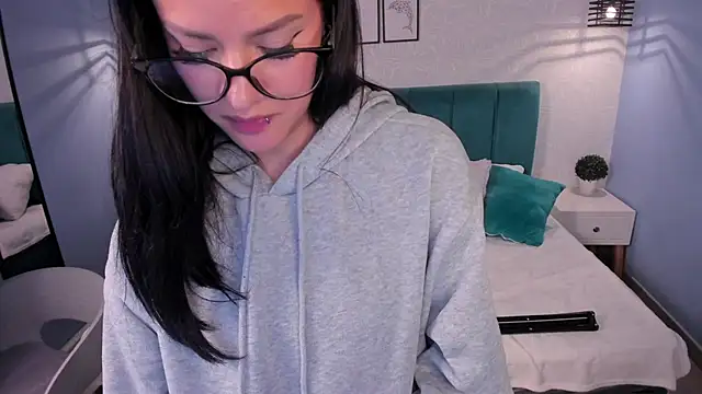 katherin smith  online show from December 7, 2024, 10:23 am