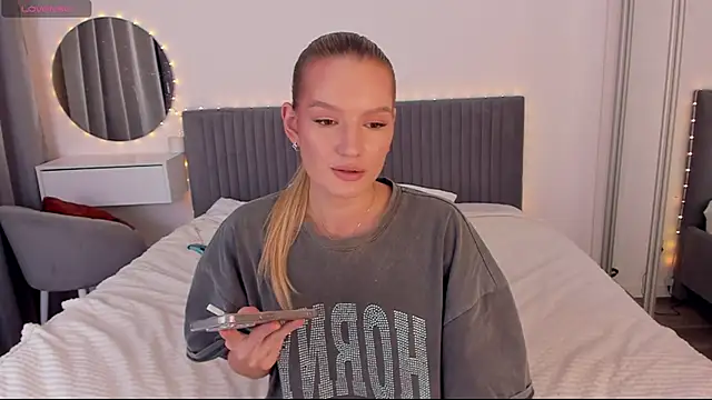 CassieRayss online show from December 15, 2025, 2:43 pm