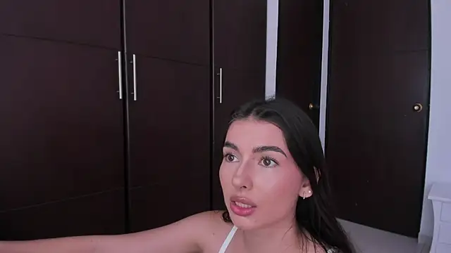 Coralinee 01 online show from January 11, 2025, 8:21 pm