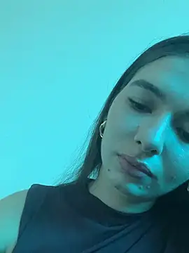 Coralinee 01 online show from May 14, 2026, 5:09 pm