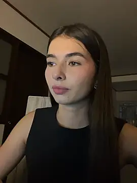 Coralinee 01 online show from May 17, 2026, 11:12 pm