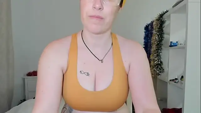 emmita69  online show from December 18, 2025, 4:40 am