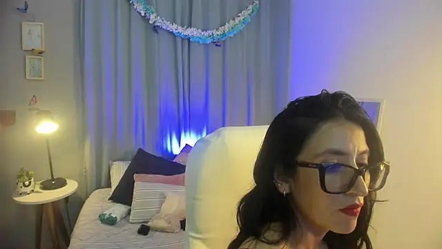 kira moon   online show from April 8, 2026, 9:04 pm