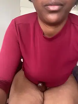 Snapshot of officialkhakes_za chatting on October 30, 2025, 8:38 am officialkhakes za online show from October 30, 2025, 8:38 am