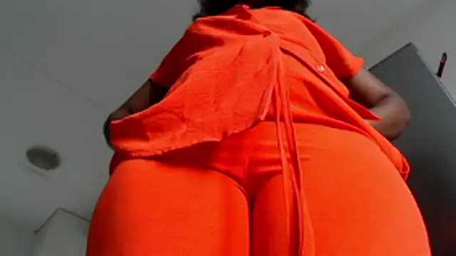 Snapshot of officialkhakes_za chatting on February 3, 2026, 6:40 am officialkhakes za online show from February 3, 2026, 6:40 am