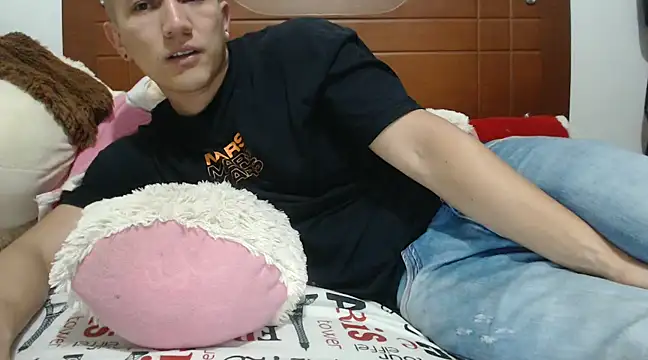 Snapshot of Emmanuel21_ chatting on February 3, 2025, 5:51 am Emmanuel21 online show from February 3, 2025, 5:51 am