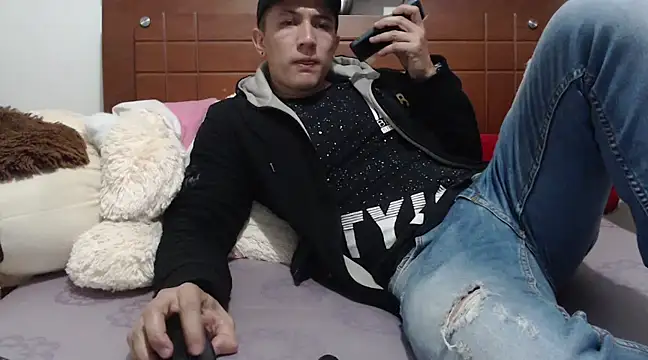 Snapshot of Emmanuel21_ chatting on February 19, 2025, 2:01 am Emmanuel21 online show from February 19, 2025, 2:01 am