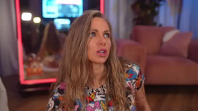 eva fashionista online show from November 6, 2025, 7:37 pm