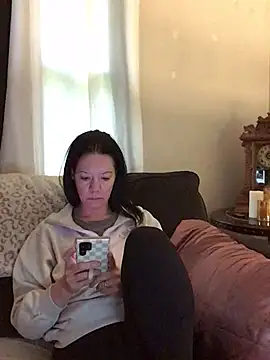 SidneyRaee online show from April 28, 2026, 4:45 pm