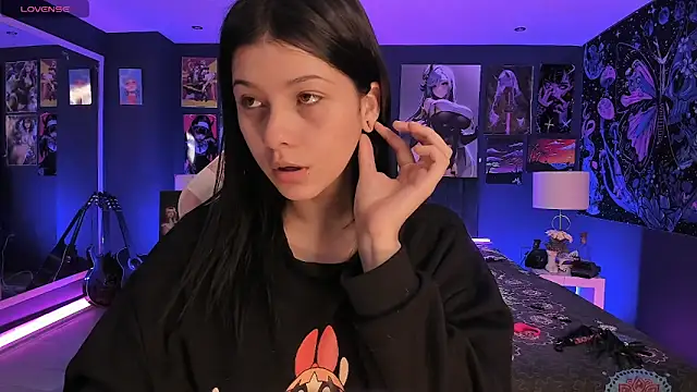 LanaKyutt online show from October 3, 2025, 2:47 pm