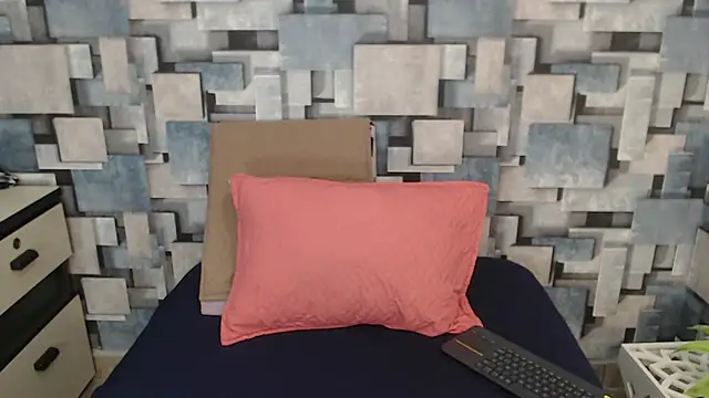 angel dthroatt online show from December 4, 2025, 12:14 pm