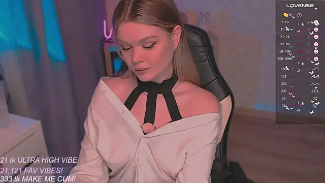 Snapshot of VeronaAura chatting on October 10, 2025, 9:36 pm VeronaAura online show from October 10, 2025, 9:36 pm