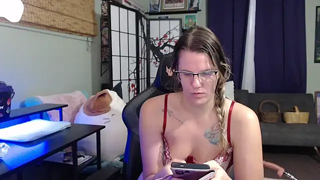 Sarahtineke online show from November 19, 2025, 5:35 pm