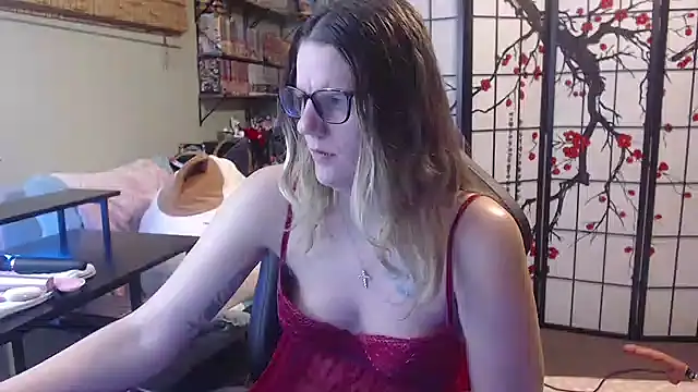 Snapshot of Sarahtineke chatting on March 15, 2026, 12:49 am Sarahtineke online show from March 15, 2026, 12:49 am