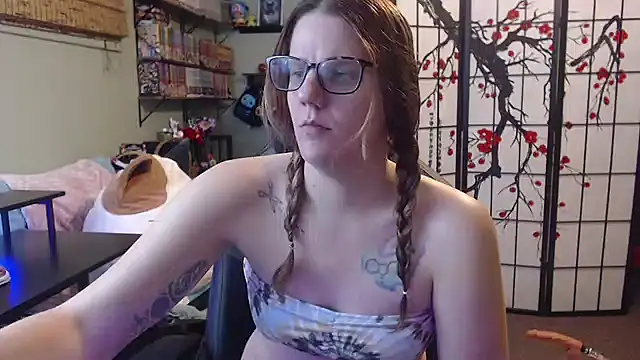 Snapshot of Sarahtineke chatting on April 5, 2026, 1:58 am Sarahtineke online show from April 5, 2026, 1:58 am