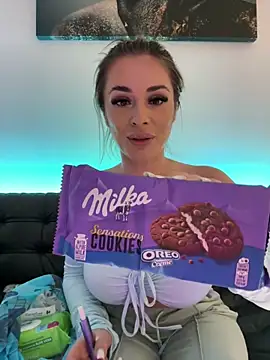 IsabellaEtthan online show from October 18, 2025, 5:25 pm