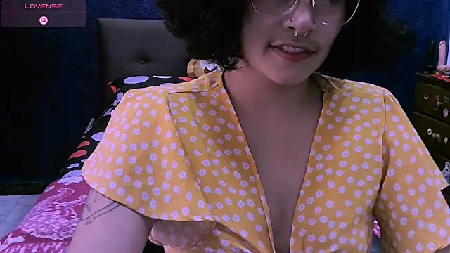 NinaYellow online show from November 5, 2025, 12:49 pm