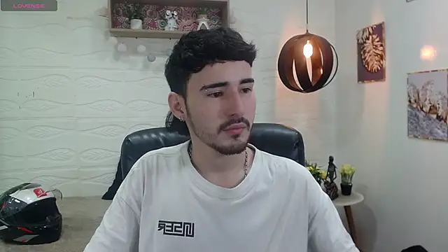 Snapshot of DmitriSanders chatting on January 7, 2025, 10:19 pm DmitriSanders online show from January 7, 2025, 10:19 pm