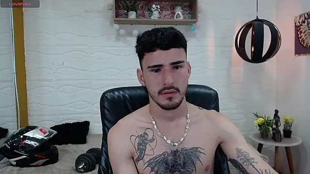 Snapshot of DmitriSanders chatting on February 5, 2025, 12:10 am DmitriSanders online show from February 5, 2025, 12:10 am