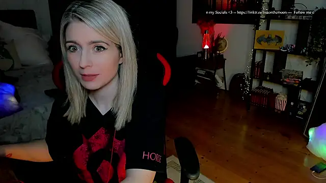 Snapshot of Lisaonthemoon chatting on February 11, 2026, 6:24 pm Lisaonthemoon online show from February 11, 2026, 6:24 pm