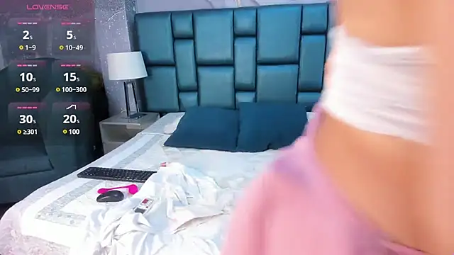 Nahomi Wild online show from December 6, 2024, 8:29 pm