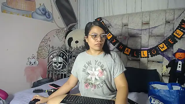 Snapshot of KEYRA-MILLER- chatting on October 23, 2025, 2:55 am KEYRA-MILLER- online show from October 23, 2025, 2:55 am