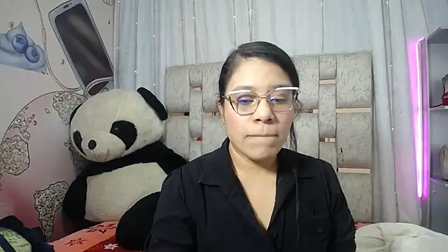 Snapshot of KEYRA-MILLER- chatting on December 3, 2025, 2:30 am KEYRA-MILLER- online show from December 3, 2025, 2:30 am