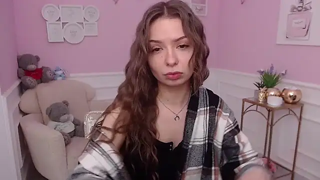 LucySkilar online show from December 1, 2025, 6:07 am