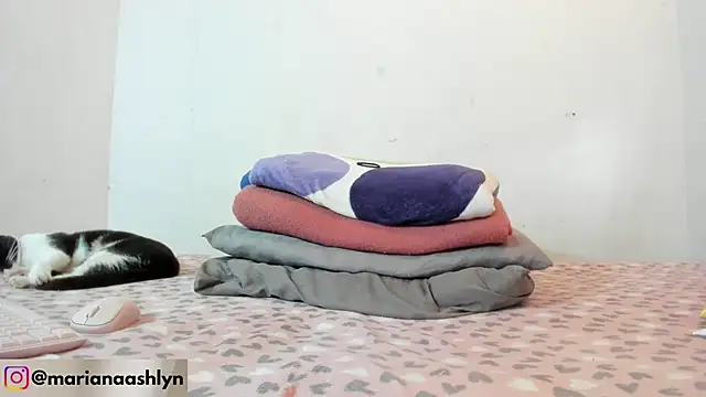 Melaniegirl17 online show from October 14, 2025, 7:14 pm