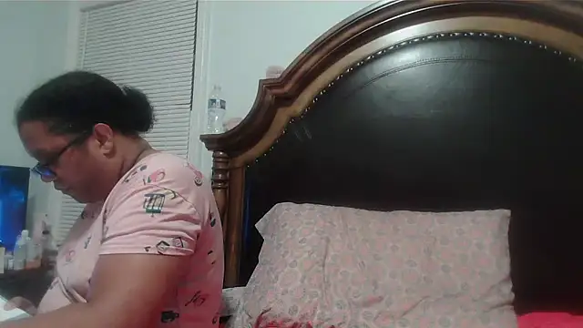 ebonyred online show from April 3, 2026, 1:36 am