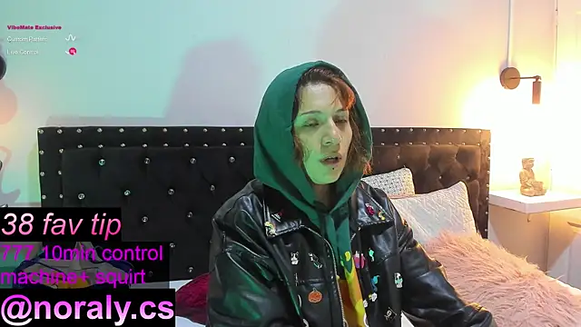 Snapshot of hey_noraly chatting on October 11, 2025, 12:04 pm hey noraly online show from October 11, 2025, 12:04 pm