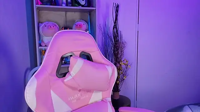 EmilyMiller  online show from December 18, 2025, 4:24 pm