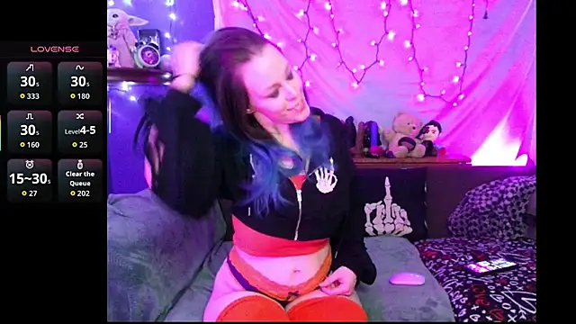 EverlyEster online show from November 8, 2025, 3:07 am