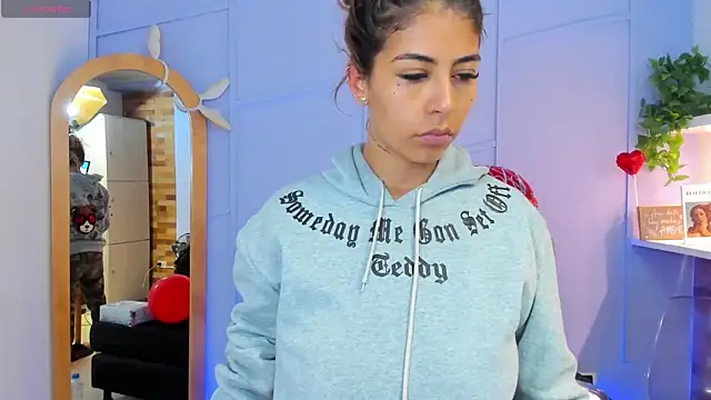 Snapshot of Georgina-coule chatting on February 17, 2025, 12:16 pm Georgina-coule online show from February 17, 2025, 12:16 pm