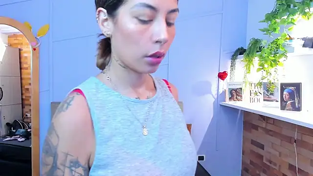 Snapshot of Georgina-coule chatting on October 21, 2025, 1:23 pm Georgina-coule online show from October 21, 2025, 1:23 pm