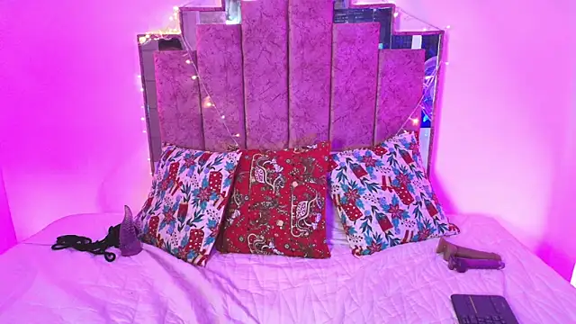 Evelynn online show from December 19, 2024, 4:57 pm