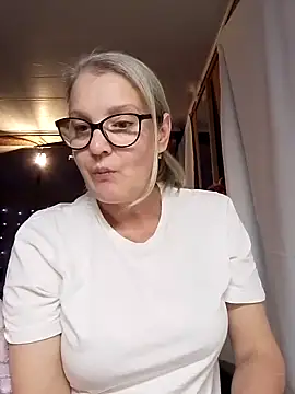 irinamaux online show from November 6, 2025, 6:53 pm