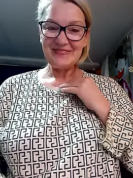 irinamaux online show from April 12, 2026, 4:39 am