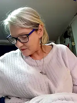 irinamaux online show from May 10, 2026, 3:33 am