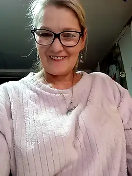 irinamaux online show from May 10, 2026, 3:39 pm