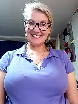 irinamaux online show from May 13, 2026, 4:32 am