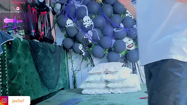 Snapshot of Levii_Ackermann chatting on October 31, 2025, 1:45 pm Levii Ackermann online show from October 31, 2025, 1:45 pm