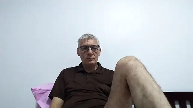 Snapshot of BIGUNCUTHARDCOCK chatting on May 17, 2026, 11:23 pm BIGUNCUTHARDCOCK online show from May 17, 2026, 11:23 pm