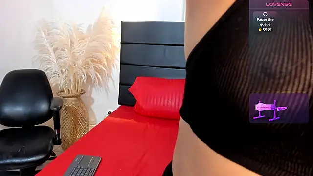 Snapshot of Julieta_Coopeer_ chatting on September 19, 2025, 10:38 am Julieta Coopeer online show from September 19, 2025, 10:38 am