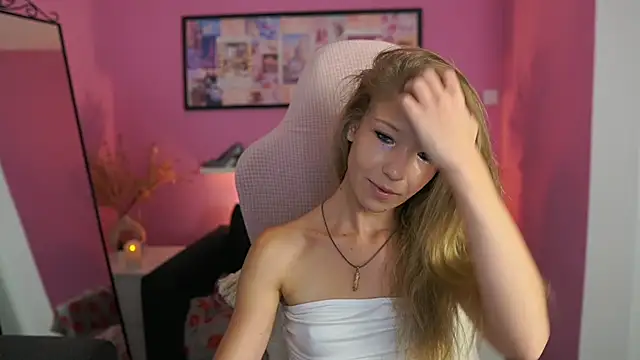 missicute online show from September 16, 2025, 6:42 pm