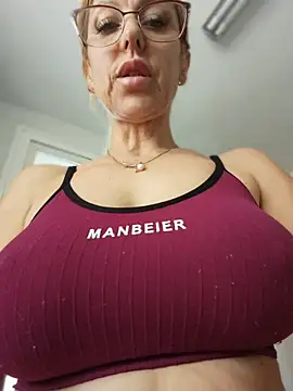 Snapshot of blondyruby chatting on May 15, 2026, 12:34 pm blondyruby online show from May 15, 2026, 12:34 pm